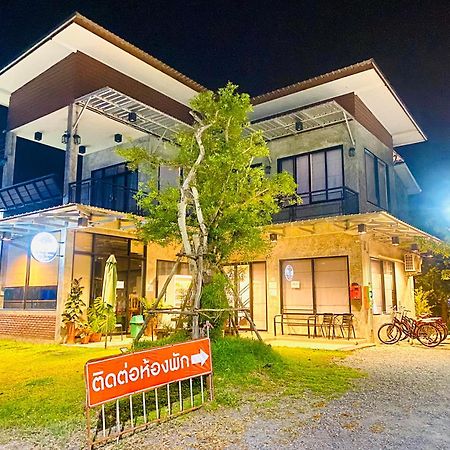บ้านต้นไม้โฮมสเตย์อุทัยธานี Buitenkant foto