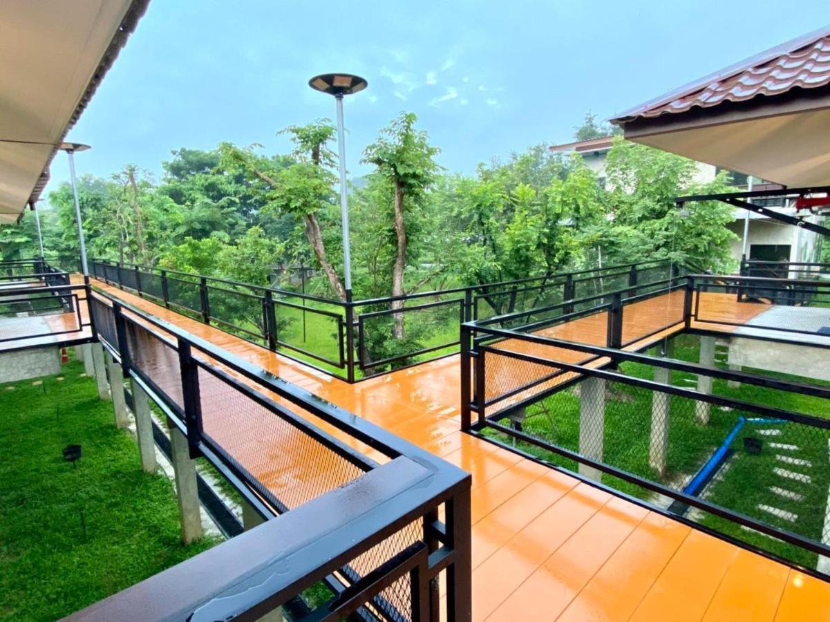 บ้านต้นไม้โฮมสเตย์อุทัยธานี Buitenkant foto